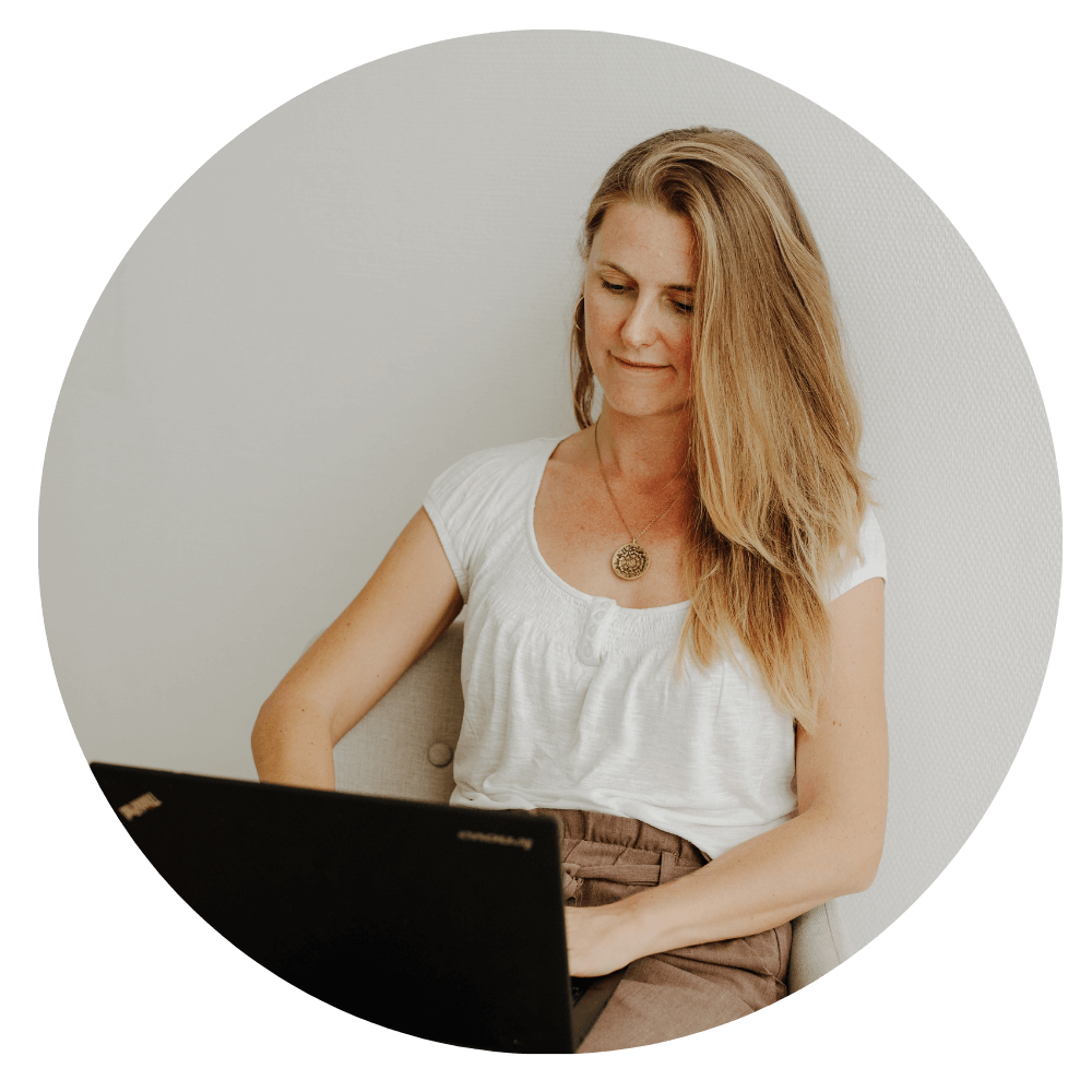Franziska Gäbler am Laptop für Kontakt und spirituelle Onlinekurse